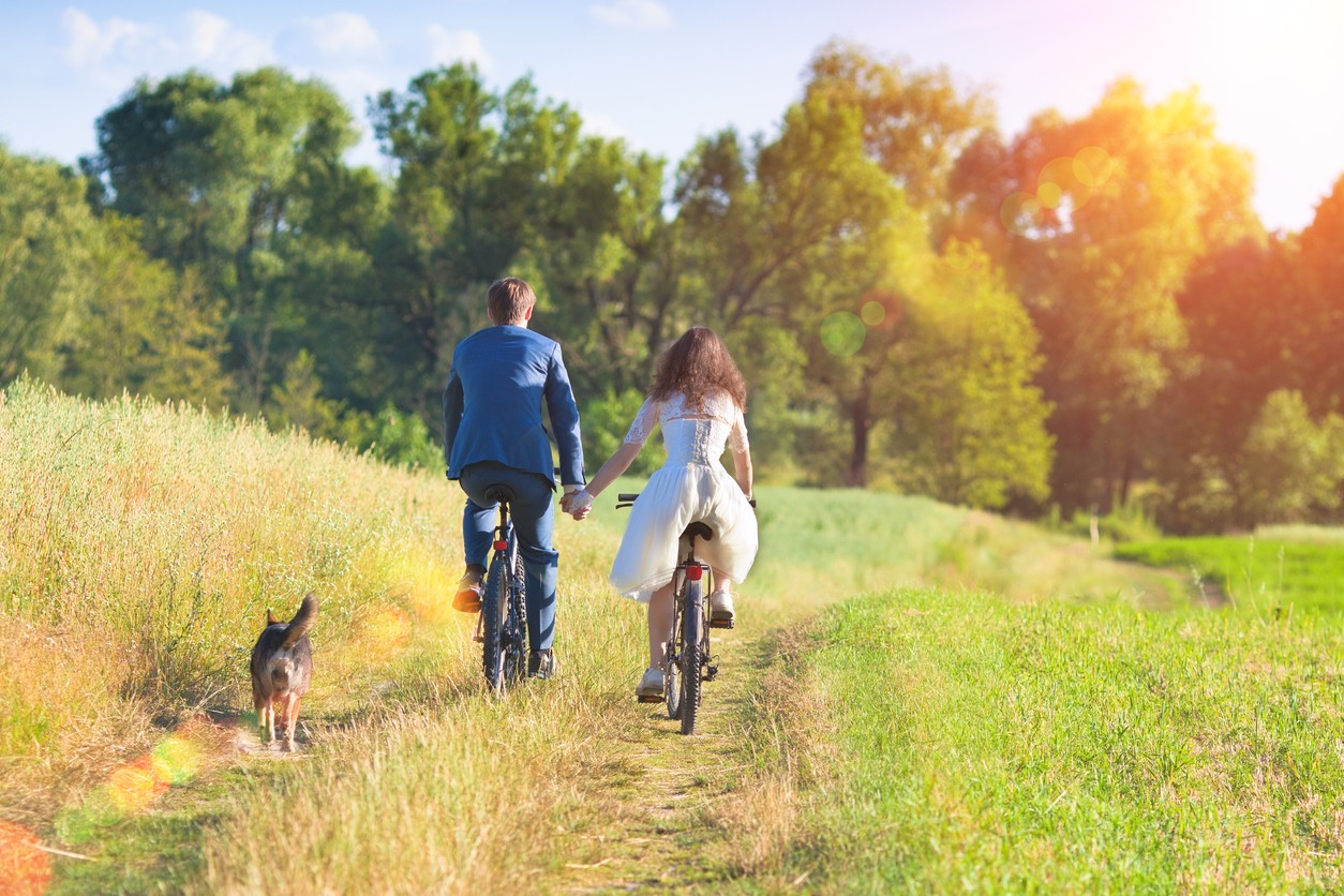 Andare in bici con il cane al guinzaglio